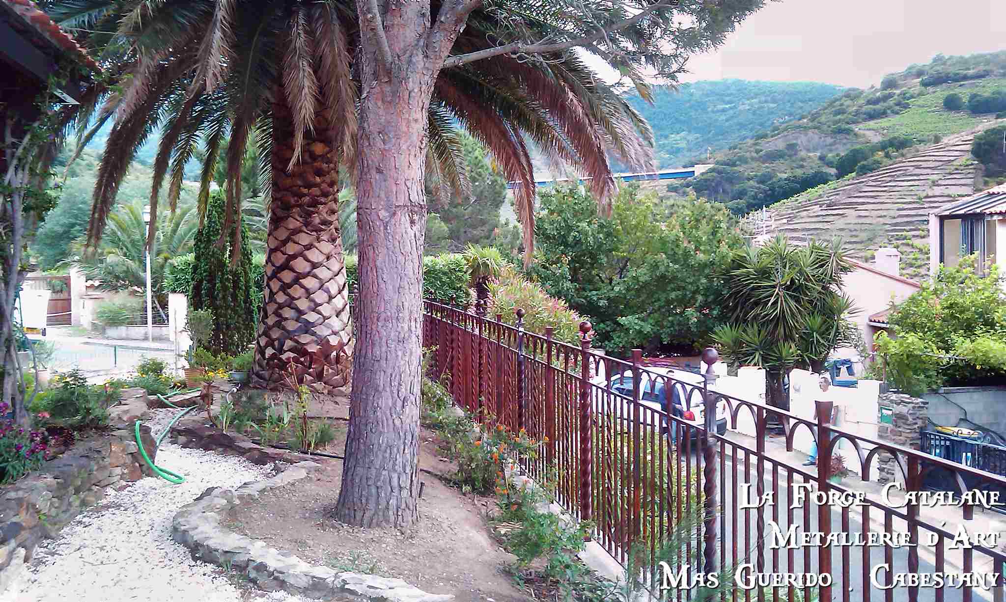 cloture travaille avec poteaux et boules de finition Forge Catalane.jpg